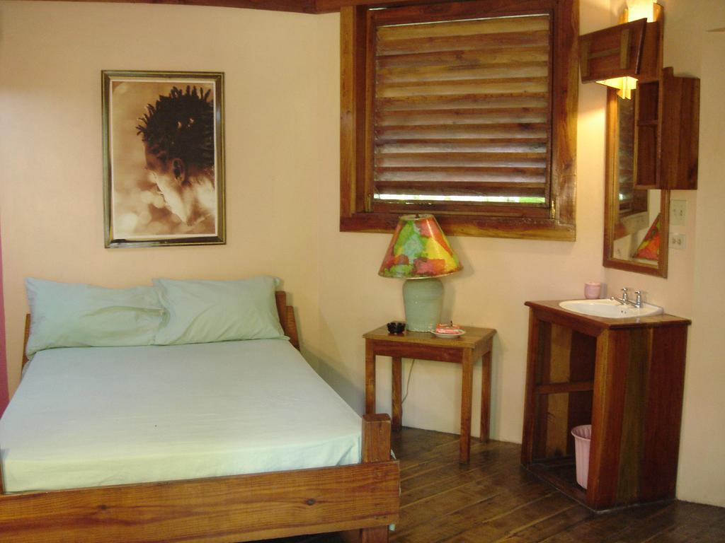 Hotel Whistling Bird Negril Exterior foto